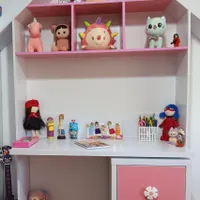 میز تحریر هم کتابخونه داره هم کشو جدا برای کتاب ها