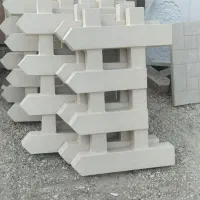 نرده دور باغچه