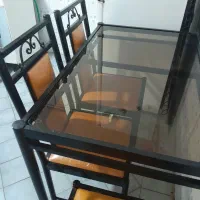 میز آشپزخانه همراه با چهار صندلی