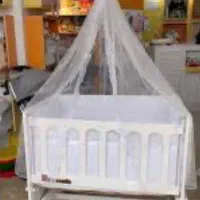 تخت کنار مادر