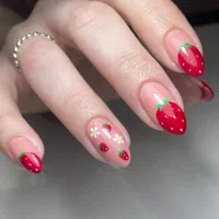 آموزش تخصصی و خدمات کاشت ناخن