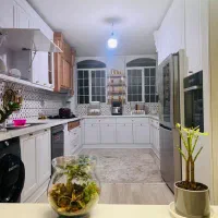 خانم برای انجام کارهای منزل + همراه جای خواب