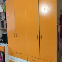 دو کمد لباس ویک میز کتابخانه به همراه تخت و پاتختی