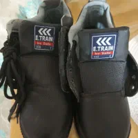 یک جفت کفش کار بسیار مقاوم نو