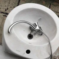 روشویی دیواری و شیر کاملا نو