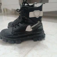 لباس  و پوتین|کفش و لباس بچه|پرند, فاز ۵|دیوار