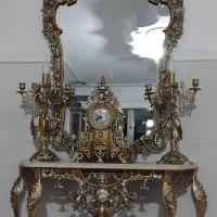 اینه  وشمع دان  به همراه  ساعت در حد خیلی  نو