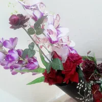 گل زیبا همراه با گلدون