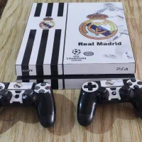 یک دستگاه ps4 فت یک ترا دارای 2دسته در حد نو