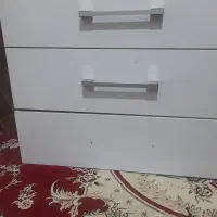 کمد کشابی سه کشاب دارد