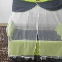 تخت کنار مادر