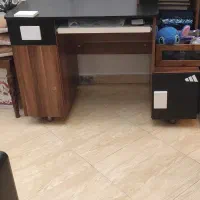 میز تحریر بسیار جادار در حد نو