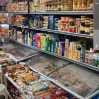 فروشنده سوپر مارکت خانم یا مرد بازنشسته