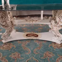 یک میز بزرگ جلو مبلی و دو تا میز عسلی