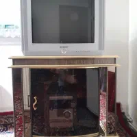یک دستگاه تلوزیون  ومیز اینه ای بفروش می رسد