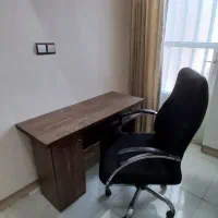 صندلی چرخدار و میز کامپیوتر