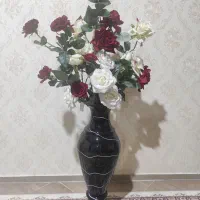 گل و گلدان با گلهای سالم و زیبا