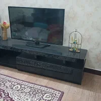 زیر تلوزیون دوتیکه با یه تلوزیون شکسته