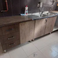 کابینت تمیز بدنه فلز و درب چوبی