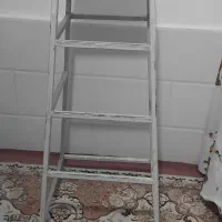 چهار پایه‌ آهنی