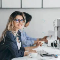 ادمین پاسخگو هستم (۲ تا ۳ ساعت در روز )