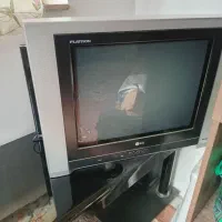 تلوزیون 21 الجی به همراه میز