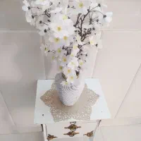 میز تلفن و گلدان وگل