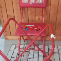 یک عدد صندلی و اسکلت میز