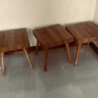 سه عدد عسلی و یک میز وسط