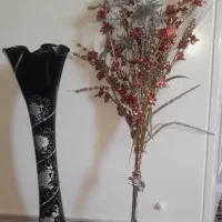 گلدان با گلهای مصنوعی و پارچه‌ای زیبا