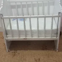 تخت نوزاد تمیز و سالم