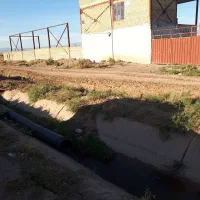 ۴ هکتار زمین کشاورزی سند دار اب دارد.