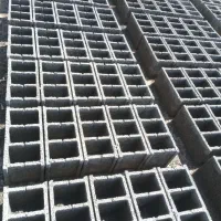 کارگرساده در کارگاه بلوک زنی