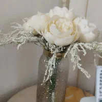 گل مصنوعی و گلدان شیشه ای