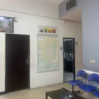 منشی در پایانه حمل و نقل