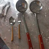 کفیگر و ملاقه و یک دست قاشق  چنگال استیل  طرح چوب