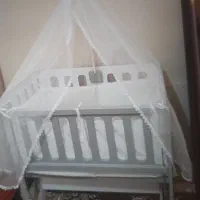 گهواره نوزاد درکنار تخت پدر ومادر|تخت و صندلی بچه|باسمنج, |دیوار