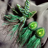 سنجاق سینه وتاج جواهردوزی شده