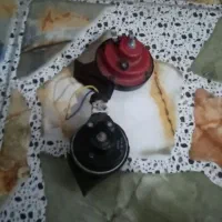 یک جفت بوق حلزونی و چراق نمای ساختمان