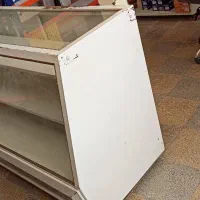 ویترین فلزی جلوی مغازه