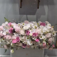 گل باشکوه سفید صورتی در باکس سفید مراسم شاد گلاریس