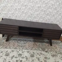 میز تلویزیون و ساعت