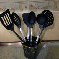 کفگیر ملاقه و یک دیس