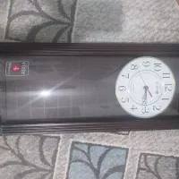 ساعت دیواری و اینه قدی ایستاده