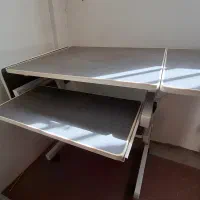 میز تحریر و کامپیوتر