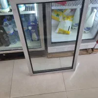 درب یخچال ایستاده