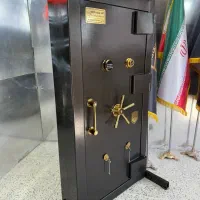 گاوصندوق درب اسلحه خانه در خزانه در اسلحه خانه