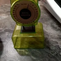 ترازو قدیمی برنگ سبز