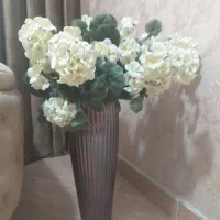 گلدان و گل مصنوعی