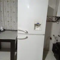 یک دستگاه یخچال فریزر سالم وتمیز